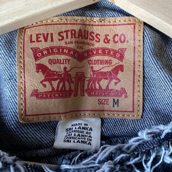 •Levi’s Jean Denim Jacket - Picture 9 of 9